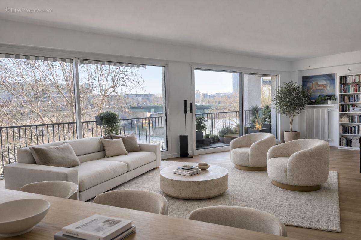 Appartement à PARIS-16E