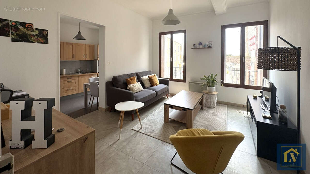 Immeuble de rapport comprenant un local commercial et 4 appartements - photo 2