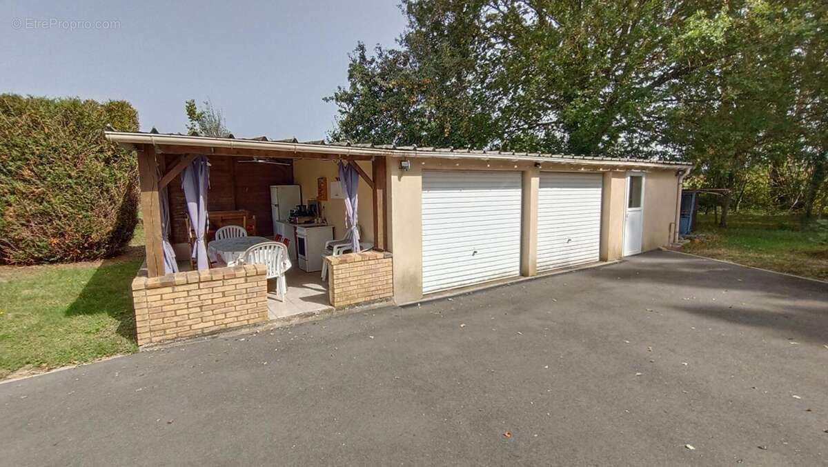 Longère de plain - pied  rénovée 7 pièces de 126 m2 avec sa piscine et son superbe terrain extérieur à 10 mn de Le Mans secteur  - photo 6