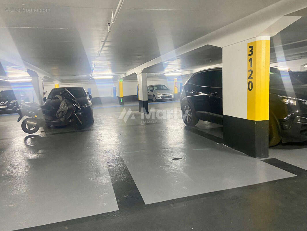 Parking à PARIS-7E