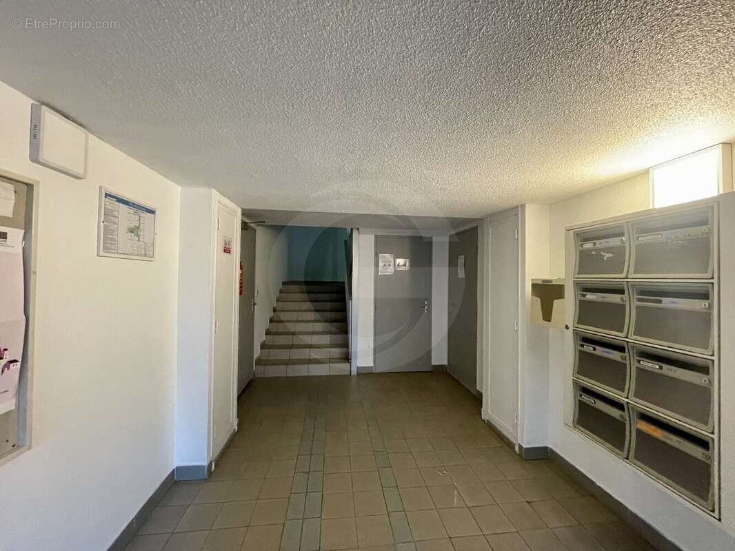 Studio vendu loué avec terrasse - photo 2