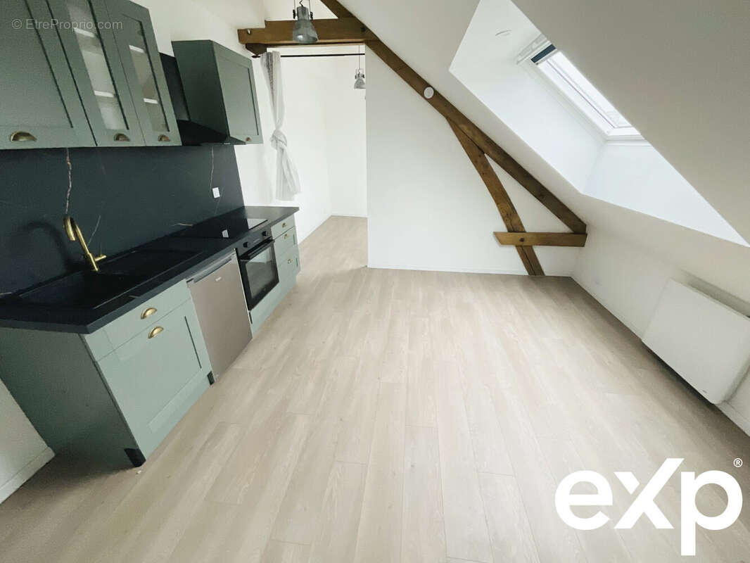 pièce de vie avec cuisine équipée  - Appartement à TROYES