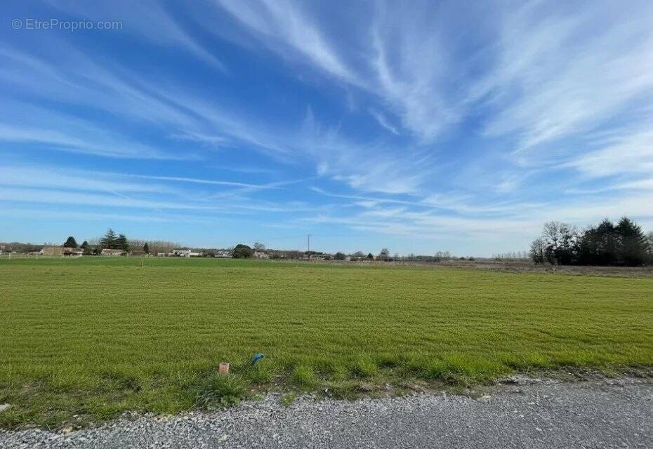 Terrain à LENCLOITRE