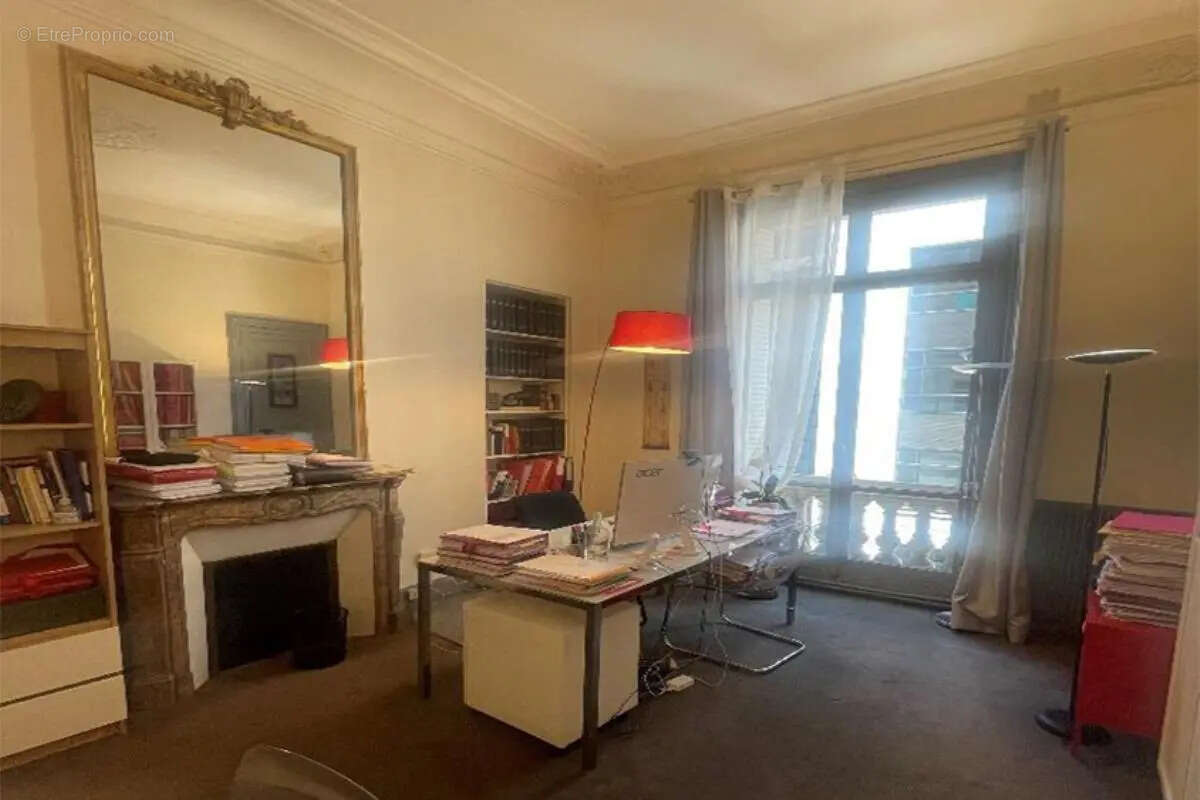 Commerce à PARIS-8E