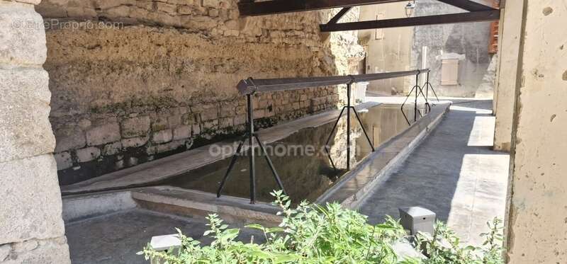 Maison à SAINT-MITRE-LES-REMPARTS