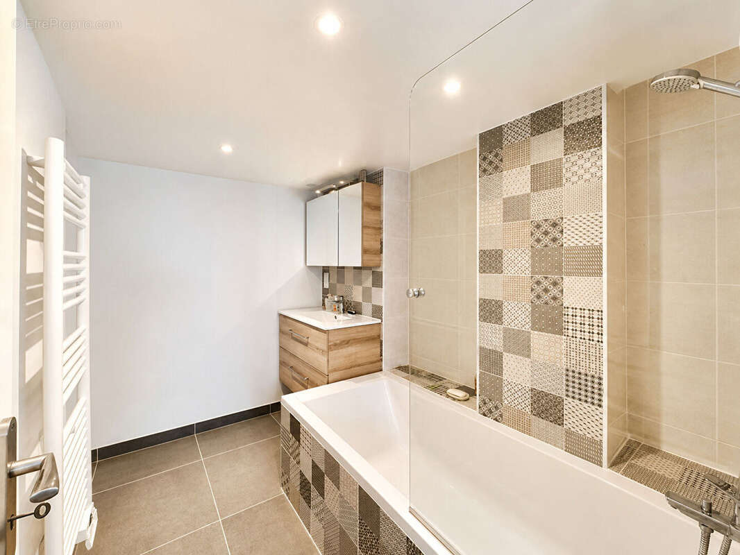 Collonges-sous-Salève à 215 m², 4 chambres et de beaux volumes aux portes de Genève. - photo 10