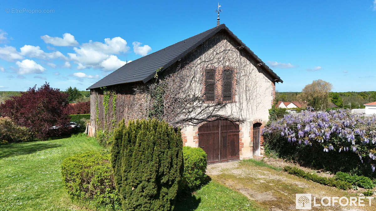 Maison à GENNETINES
