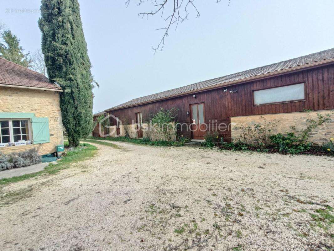 Ensemble Immobilier comprenant 2 maisons avec Piscine + Annexes sis sur 1 Terrain de 2.5 Hectares - photo 5