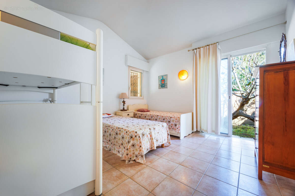 Villa type 6 de plain-pied avec jardin paysager à Marina di Fiori - photo 9