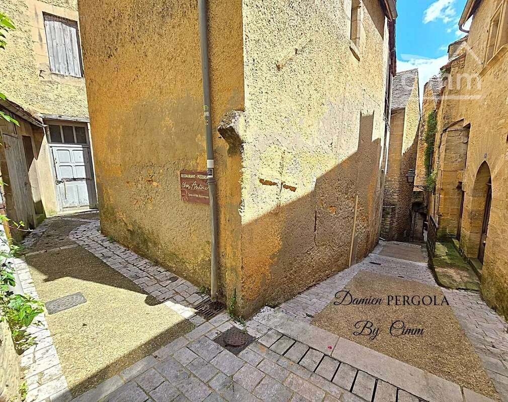 Sous les remparts de Sarlat – Ensemble immobilier à fort potentiel au cœur de la cité médiévale - photo 2