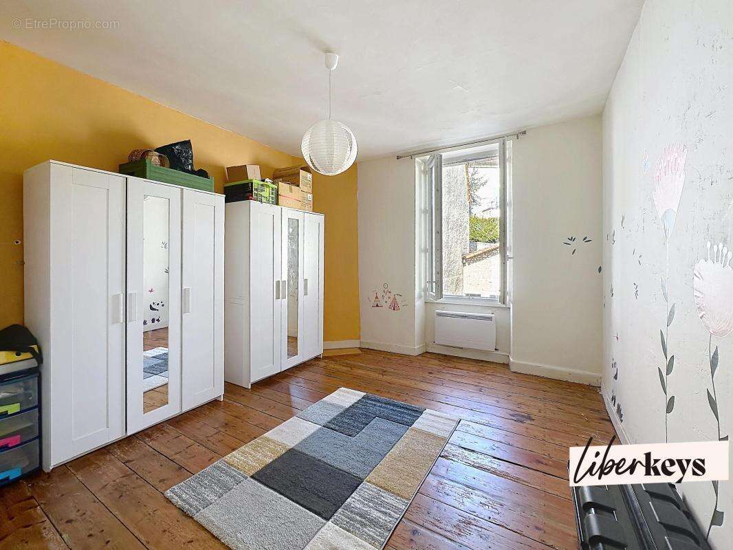 Maison à MONTMOREAU-SAINT-CYBARD