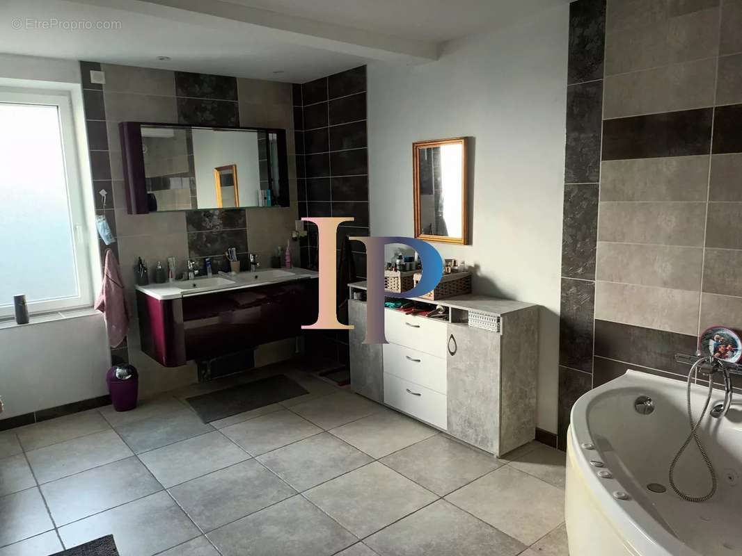 Maison à POUILLY-SOUS-CHARLIEU