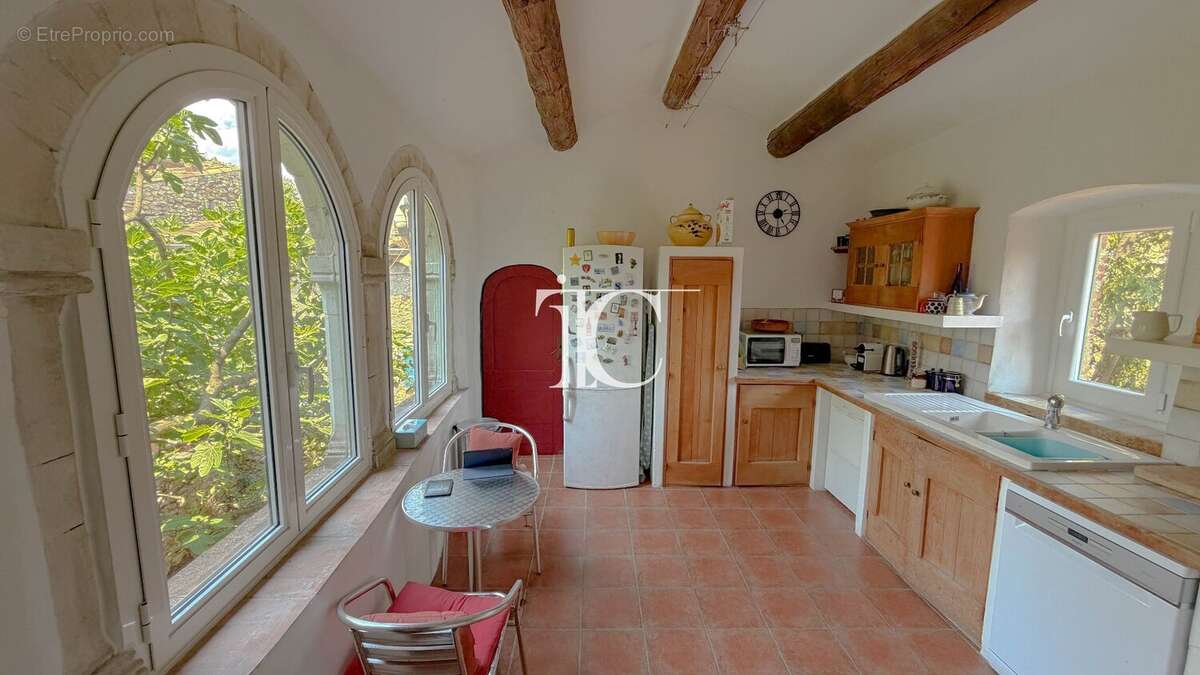 Maison de charme avec vue dégagée, dépendances et grand terrain méditerranéen - photo 7