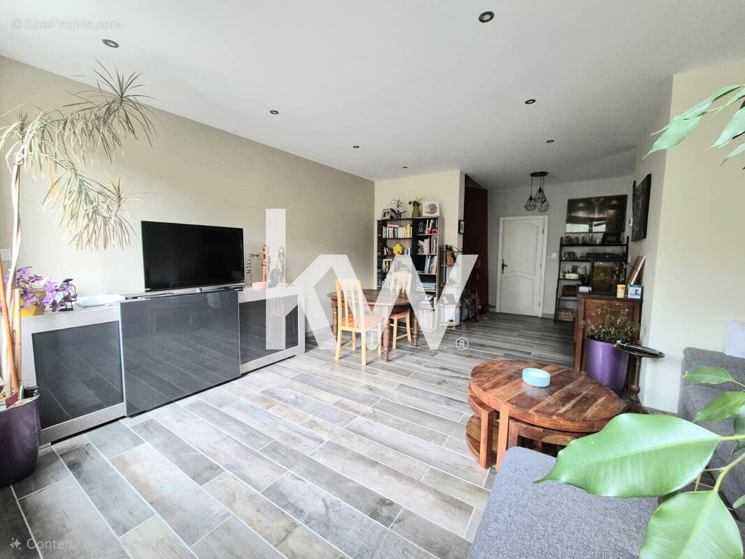 Appartement à LE CHAMBON-FEUGEROLLES