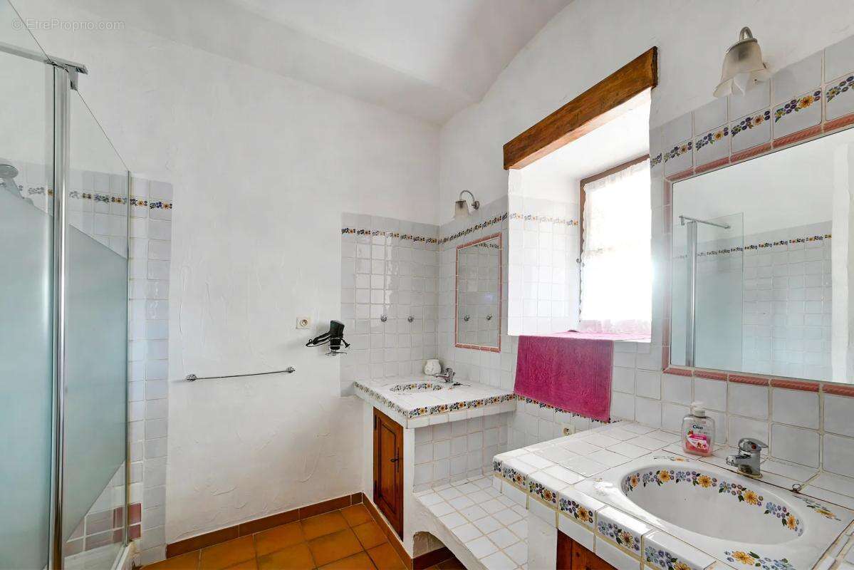 Maison à SAINT-JEAN-DE-MARUEJOLS-ET-AVEJAN