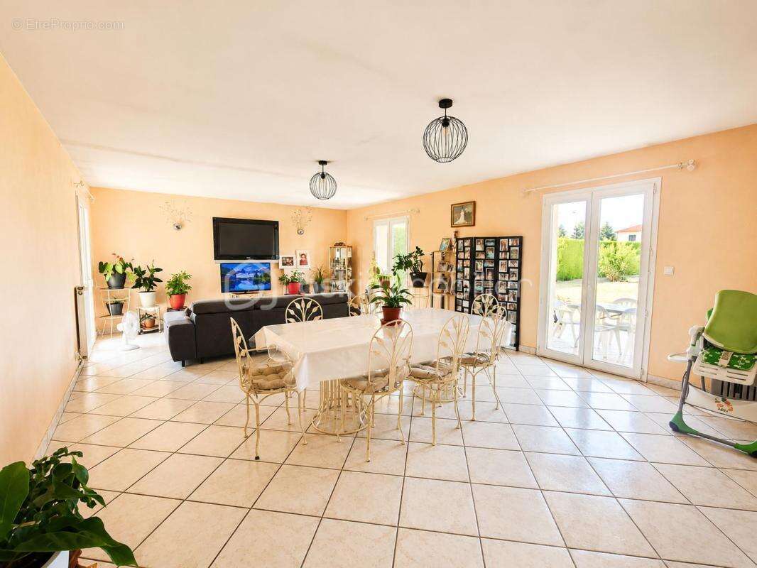 Maison familiale de plain-pied de 170 m² avec 2 830 m² de terrain - photo 3
