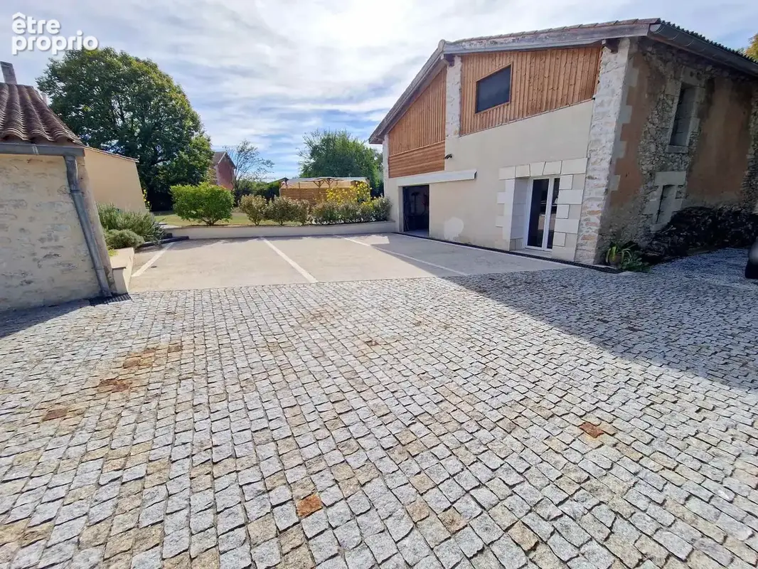 Belle rénovation pour cette maison en pierre avec psicine et dépendances sur terrain de 9343m2 - photo 5