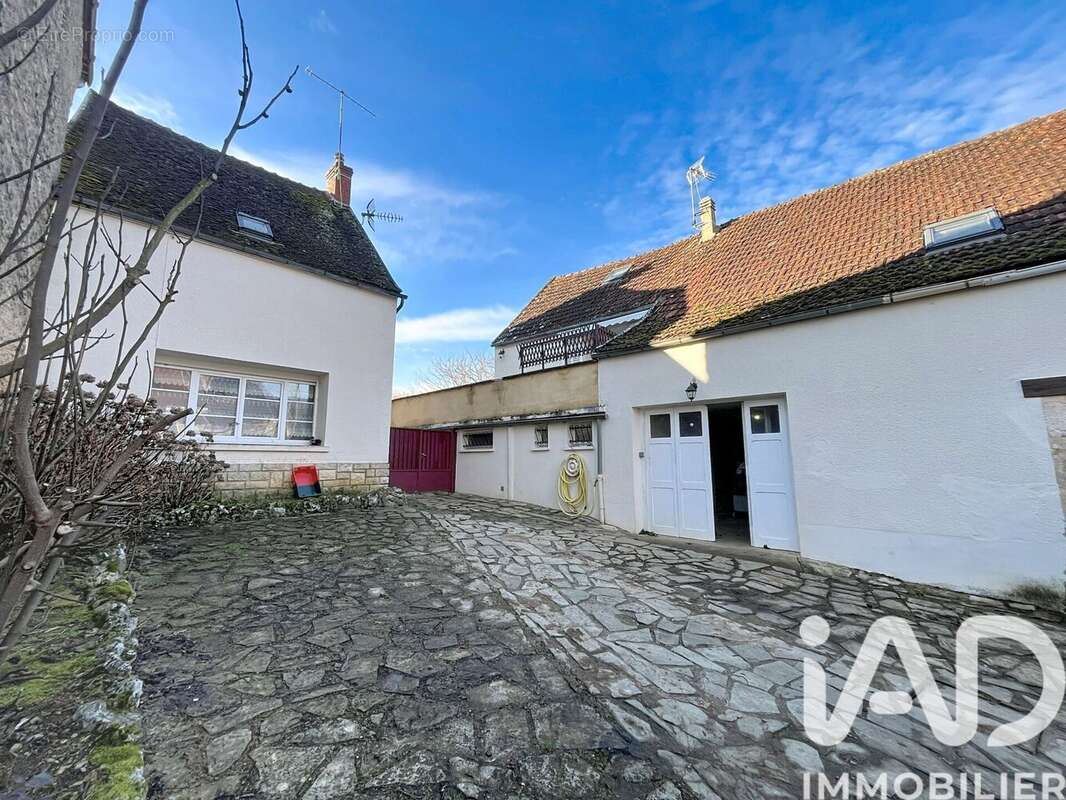 Maison 140 m² à Montillot  - photo 3