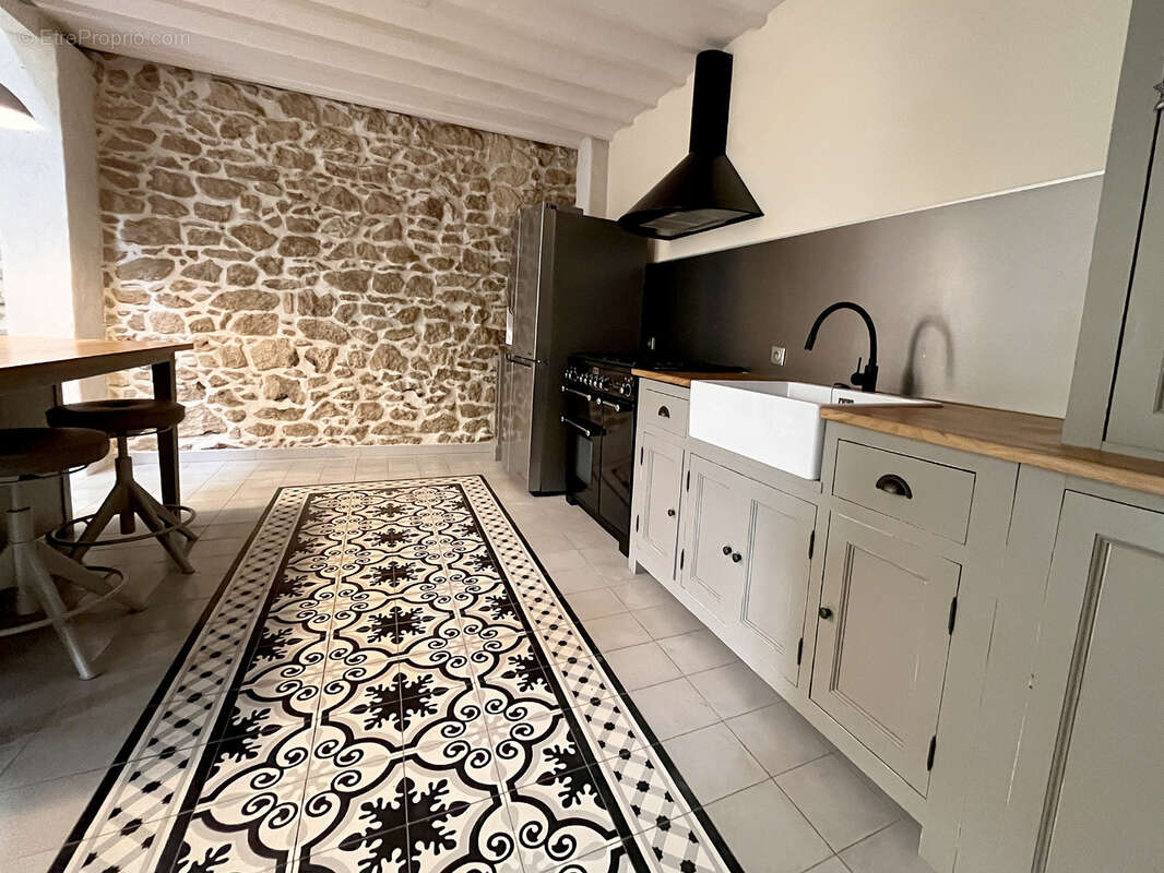 207 m2 au coeur du village avec terrasse et garage - photo 7