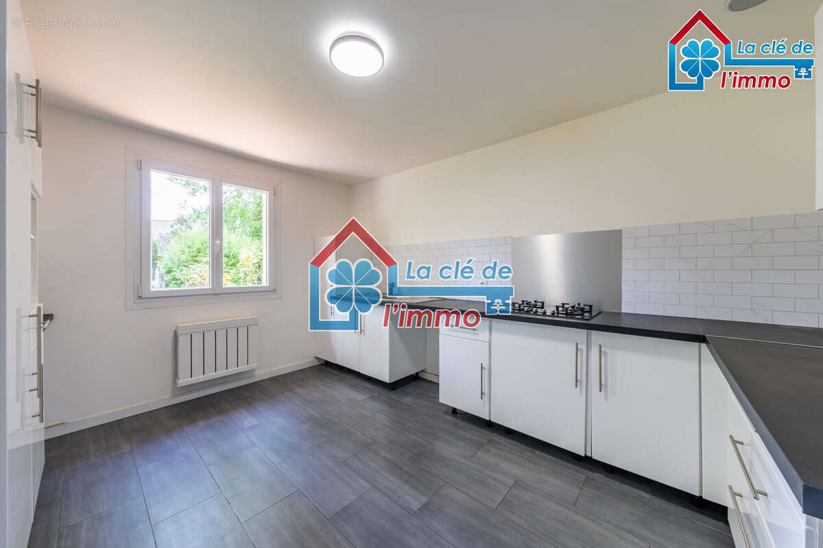Maison 263 m² à Saint-Sauveur-Sur-Ecole  - photo 4