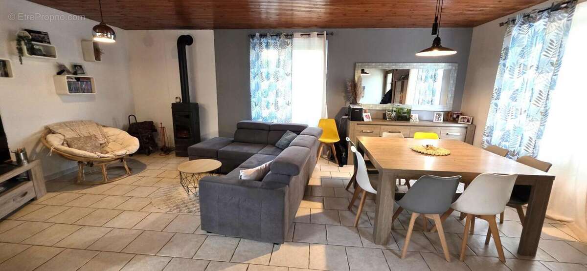 Maison à SAINT-HILAIRE-SUR-BENAIZE