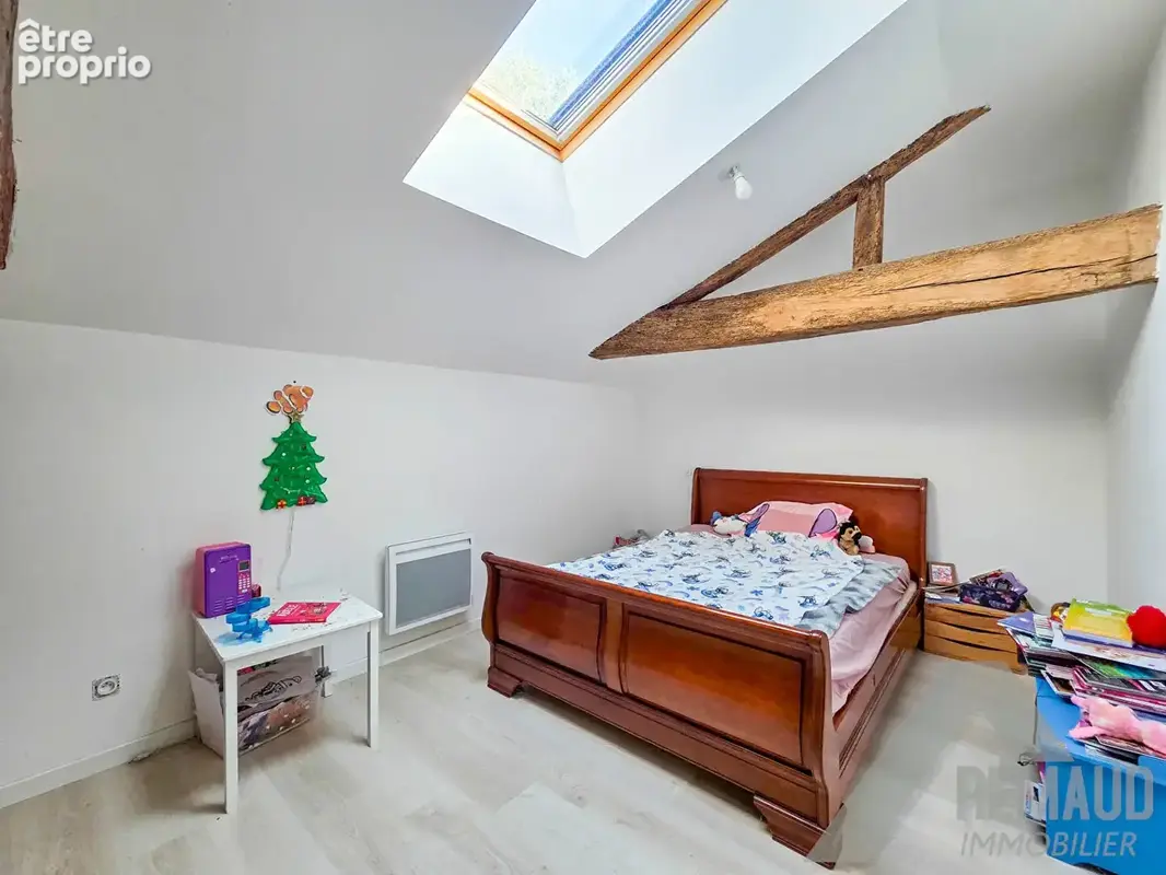 Grange Rénovée de 214 m² sur Terrain de 2973 m² - photo 11