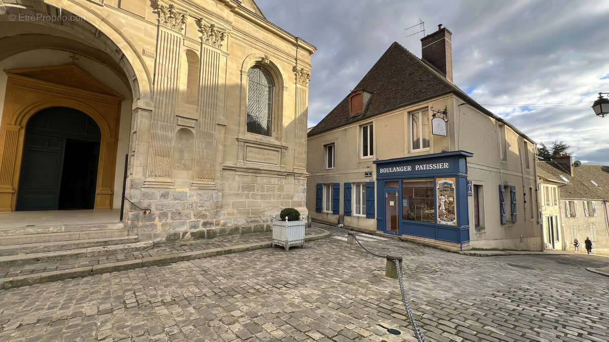 Commerce à MONTFORT-L'AMAURY
