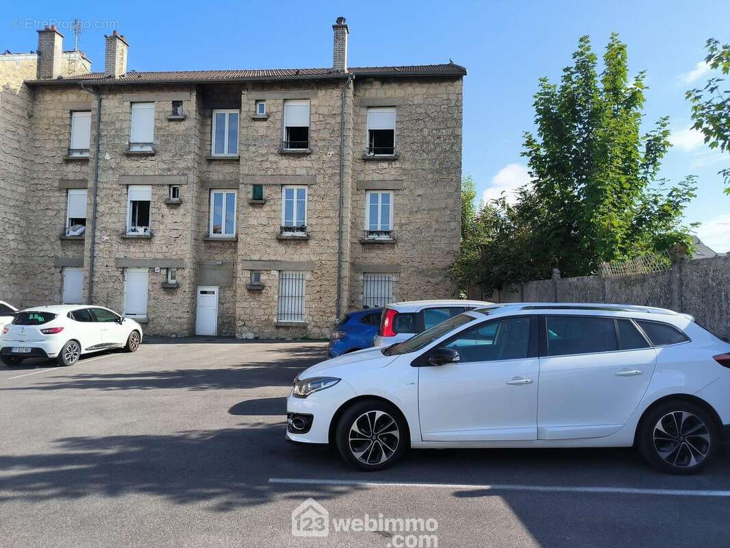 Situé dans un bel immeuble, appartement vendu loué