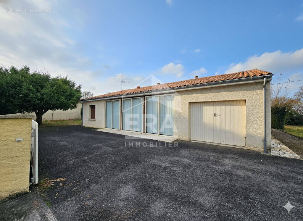 Maison à ROULLET-SAINT-ESTEPHE