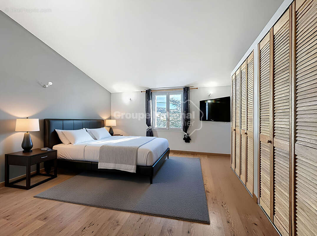 Valreas Maison en R+1 de 157m2 avec  3 Chambres, 1 SDB et 1 SDE, piscine 1000m 2 de Jardin - photo 4