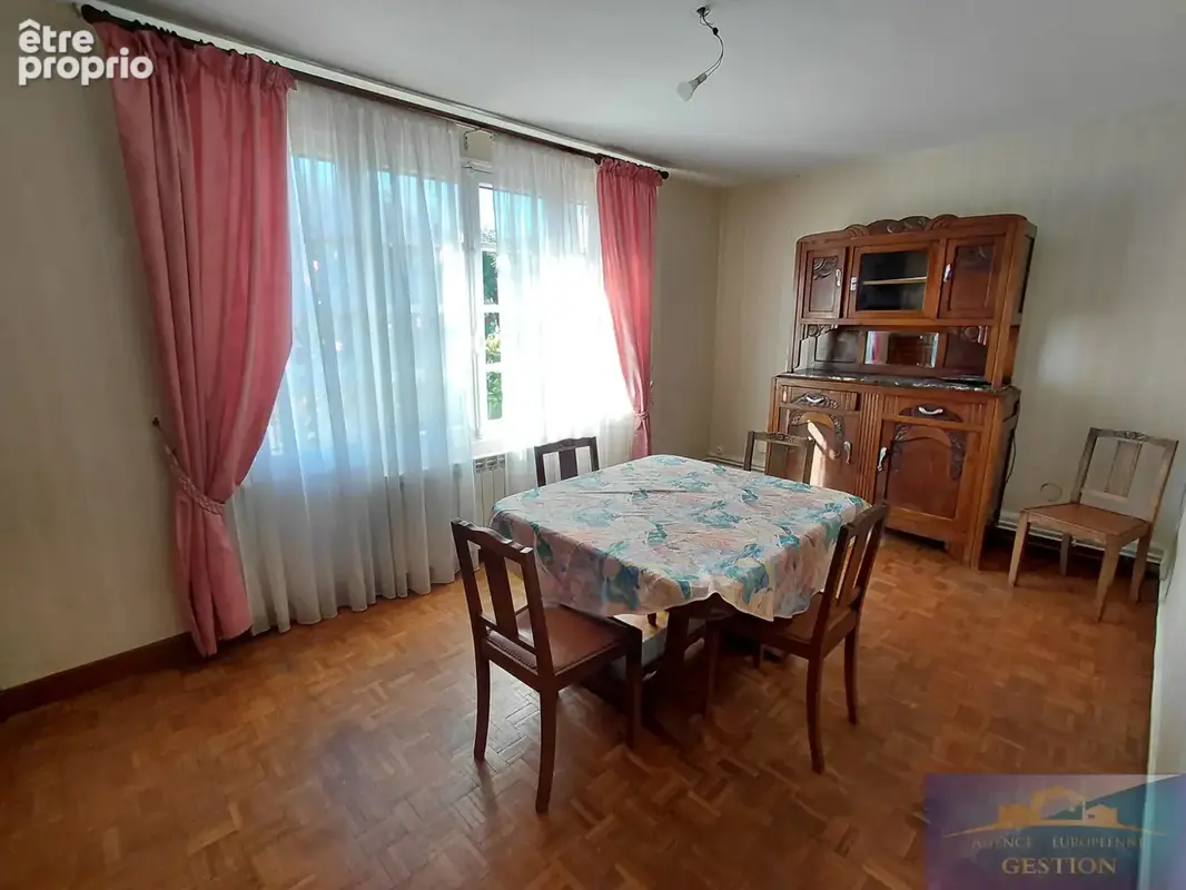 Maison mitoyenne élevée sur deux niveaux avec jardin et dépendances - photo 2