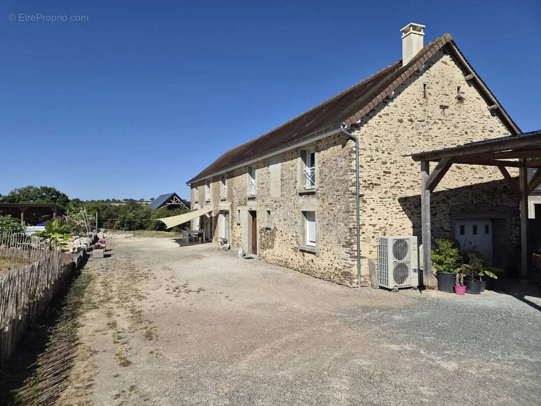Fermette entierement renovee de 190 m2 sur un terrain de 5200 m2 avec piscine - photo 2