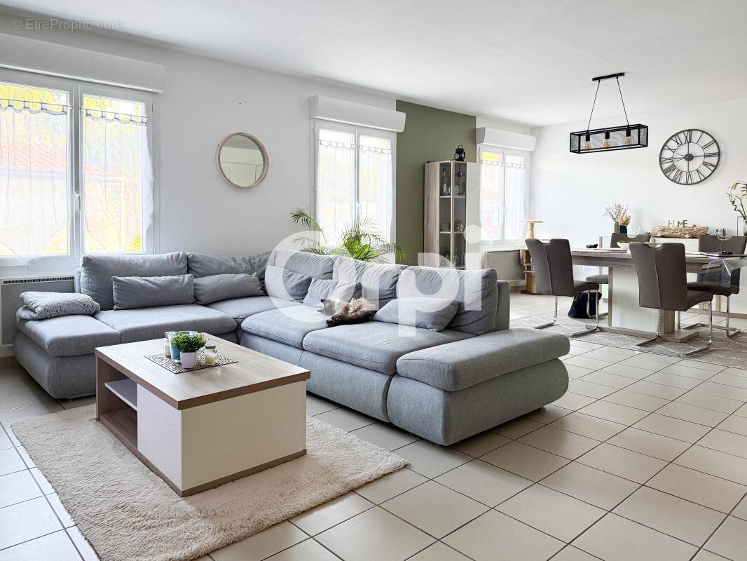 Maison à SAINT-LAURENT-DE-LA-PREE