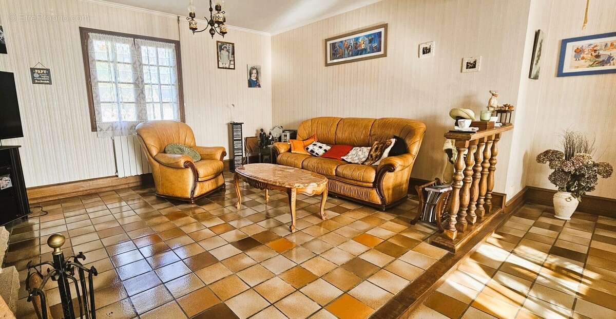 SALON - Maison à CALLAC