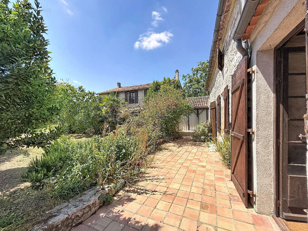 SECTEUR MANSLE : ensemble immobilier en pierres composé de 3 habitations et plusieurs dépendances sur jardin. - photo 12