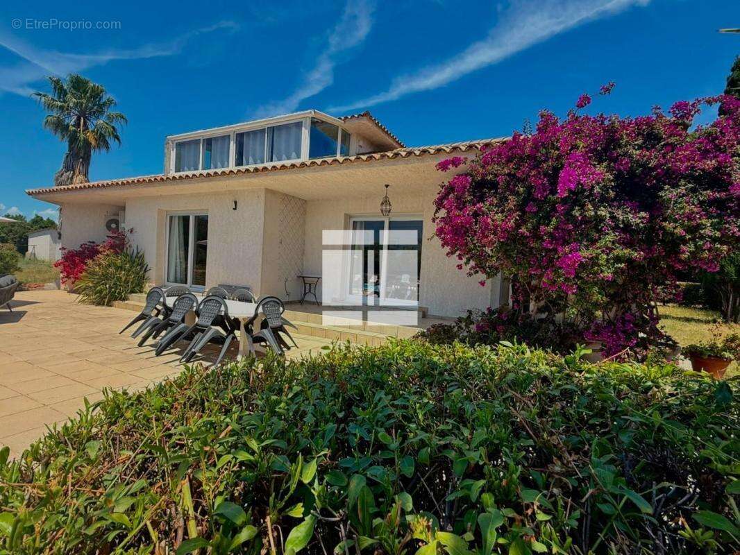 Charmante villa de 167m2 avec piscine édifiée sur un terrain de 2 722m2 - photo 16