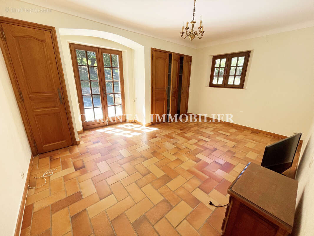 Vente Villa 9 pièces Ste Maxime avec garage et T3 indépendant. - photo 10