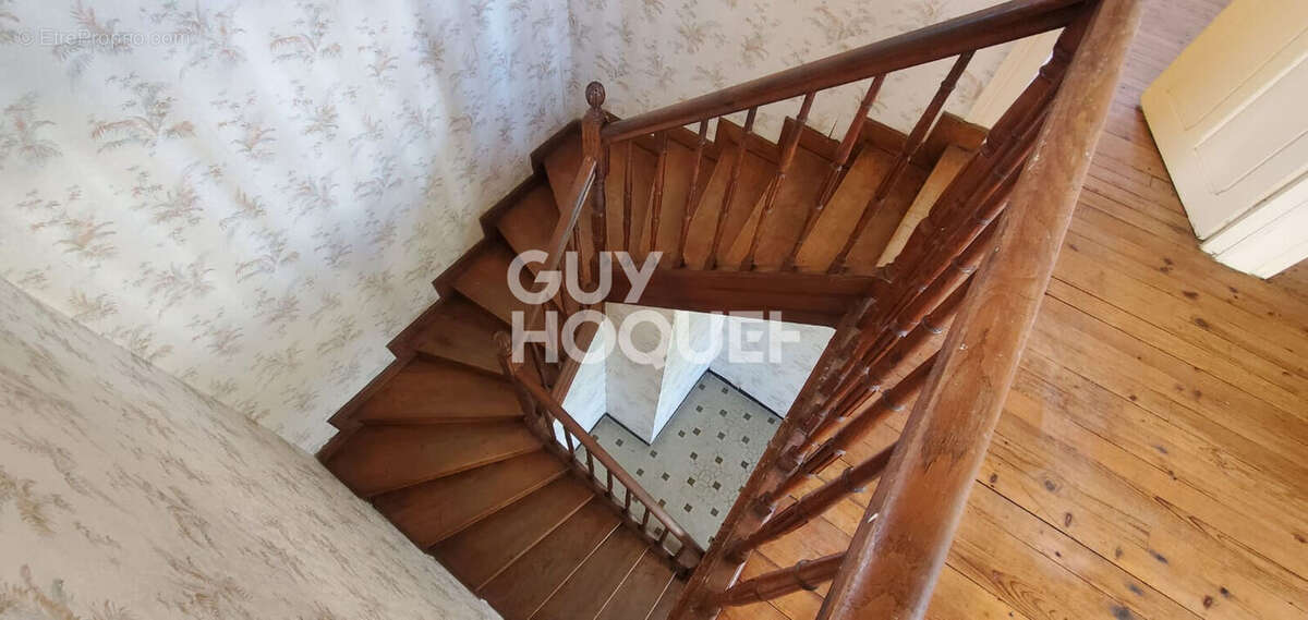 Maison à SERRES-SAINTE-MARIE