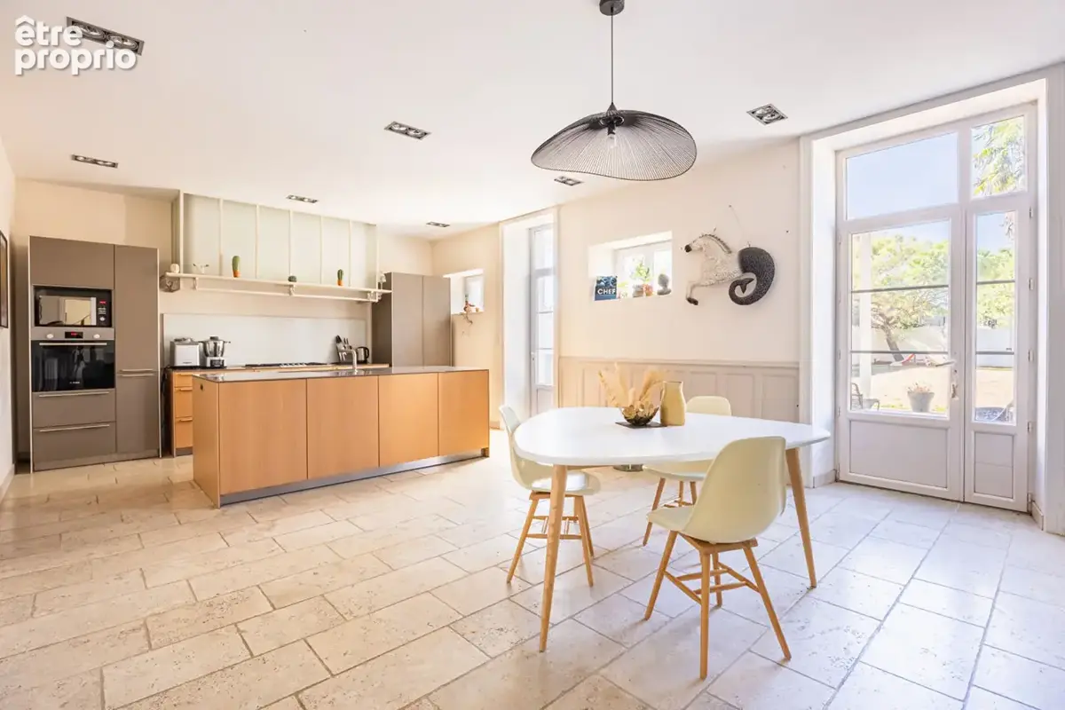 Demeure bourgeoise de la fin du XIX siècle au coeur de Nesmy  -330 m2 - 7 chambres - Piscine - Dépendances - photo 4