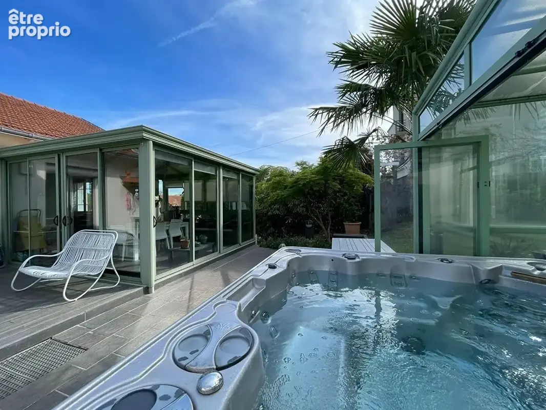 Royat - Maison avec panorama, jardin, terrasses et spa / 7 Pièces principales / 185 m² / Parcelle 942 m² - photo 5