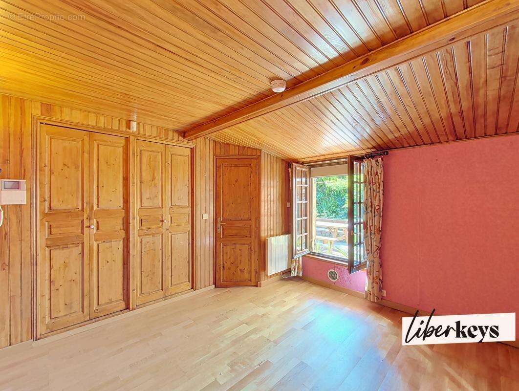 Maison de campagne située à BOURTH, 3 chambres, nombreux garages et remises sur terrain de 1024m2 clos et paysagé - photo 10