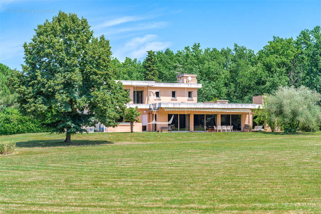 Negrepelisse — domaine familial de 9,7 hectares avec villa d’architecte, ferme de caractere et parc - photo 2