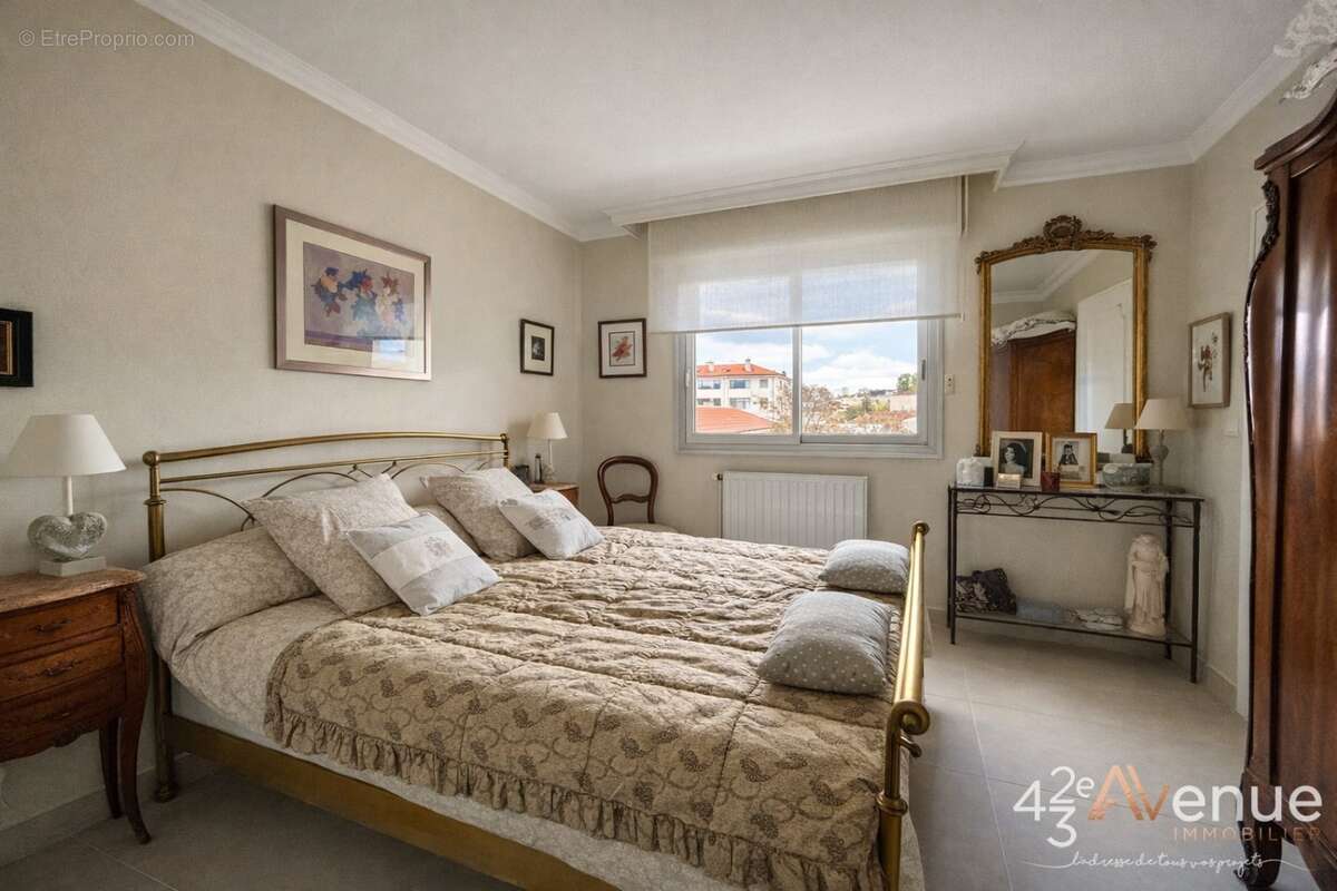 Appartement à SAINT-PRIEST-EN-JAREZ