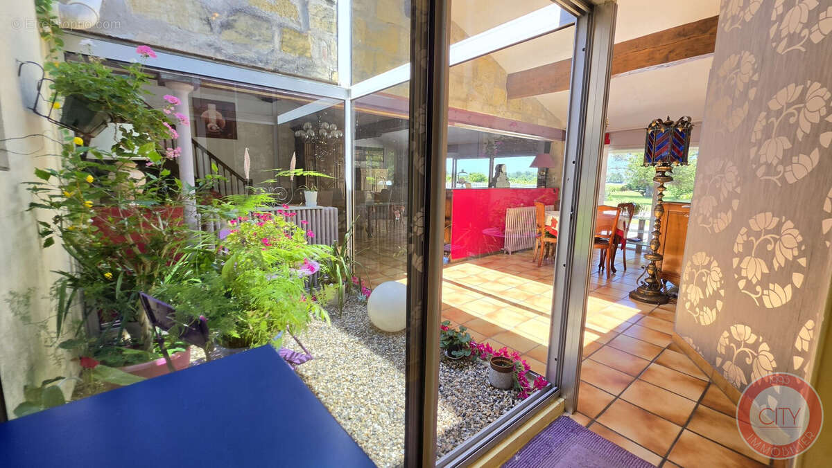 Maison 305 m² à Saint-Sulpice-De-Faleyrens  - photo 4