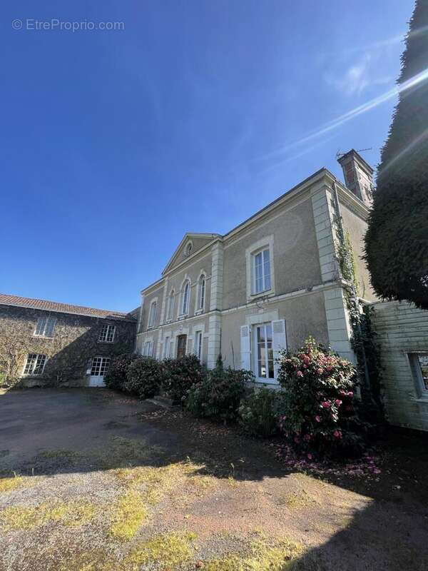 Maison à MONTREVAULT