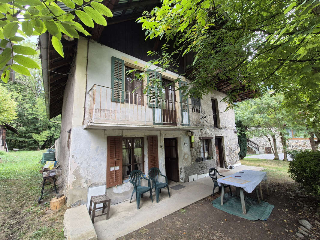 Bâtisse à rénover + maisonnette, 1484 m2 de terrain ! - photo 2