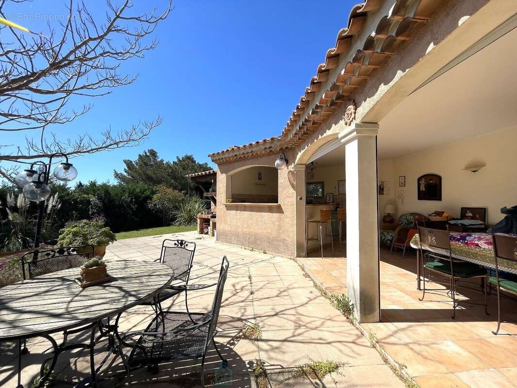 Maison à SAINT-MITRE-LES-REMPARTS