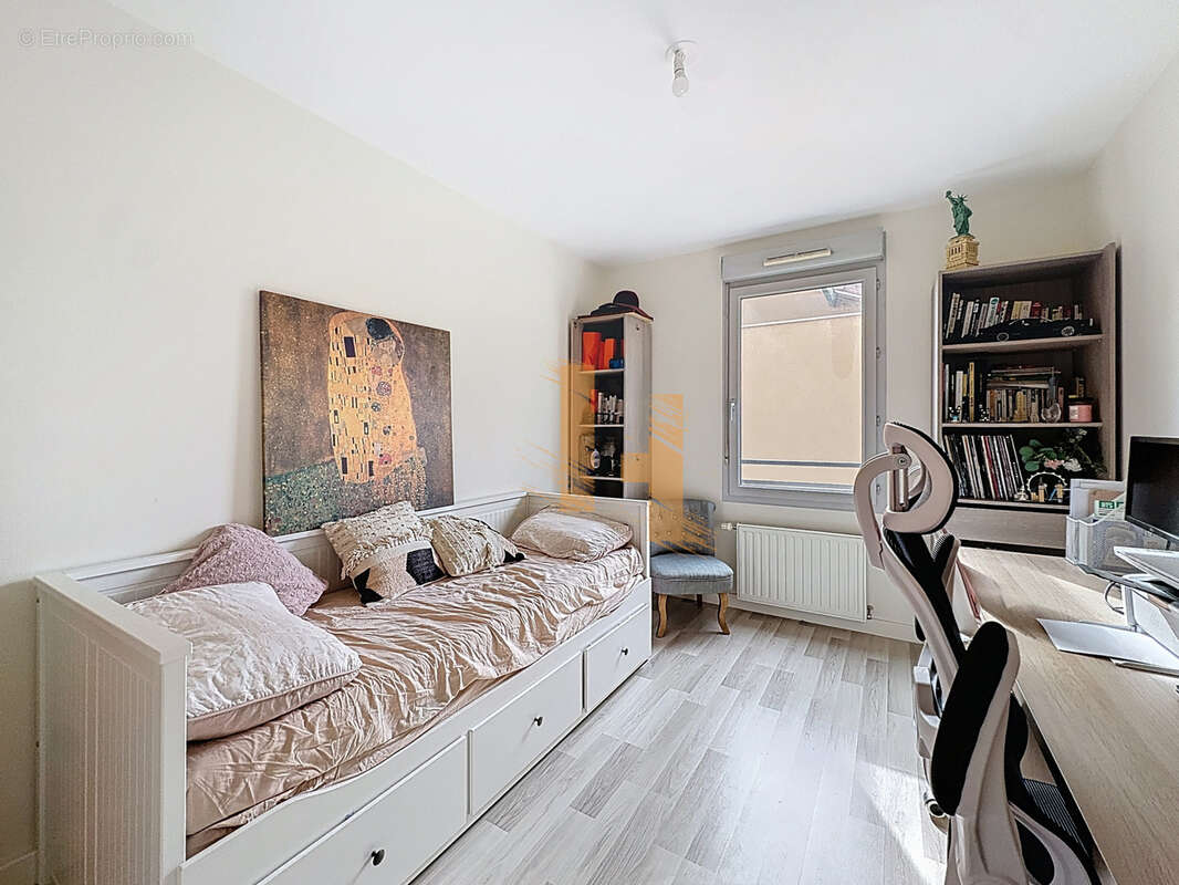 Appartement à NEYRON