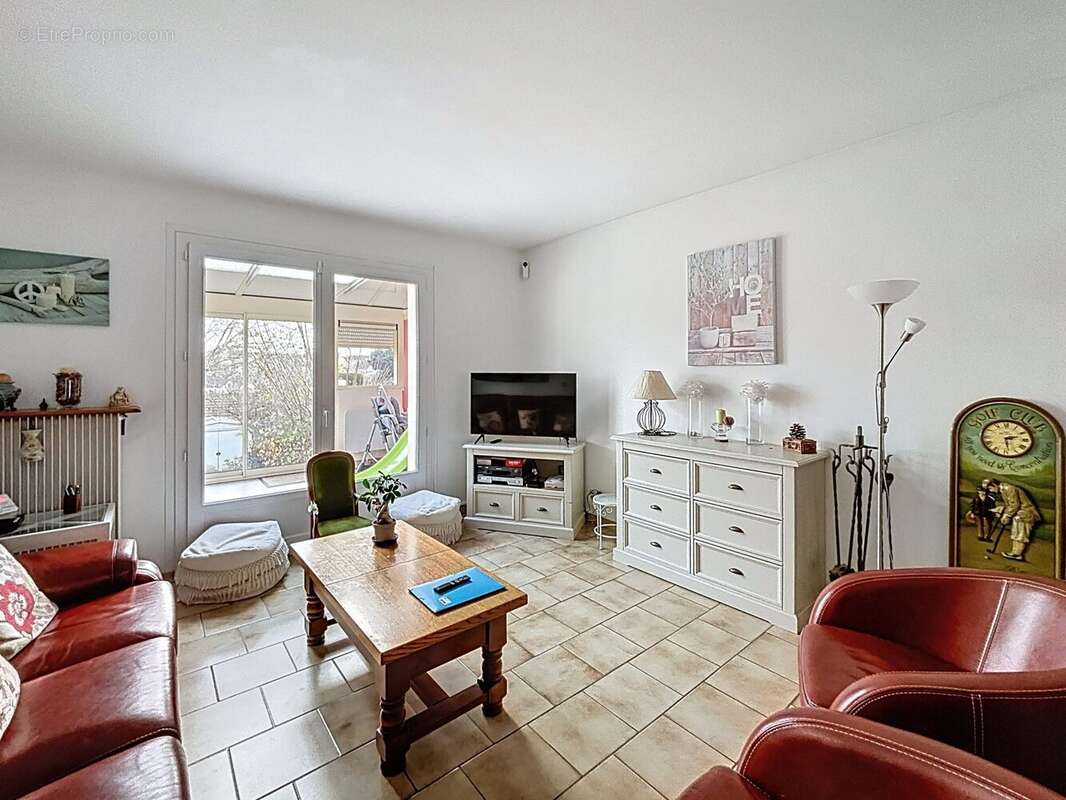 Séjour vue sur véranda. - Maison à SACLAY