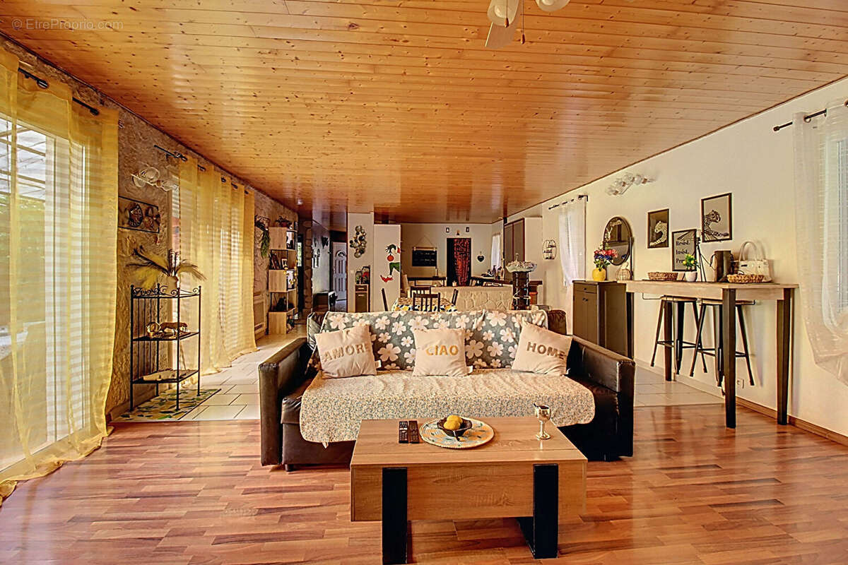 À VENDRE EN EXCLUSIVITÉ - CALLAS Maison 4 chambres avec piscine et grand terrain de 3205 m² - photo 7